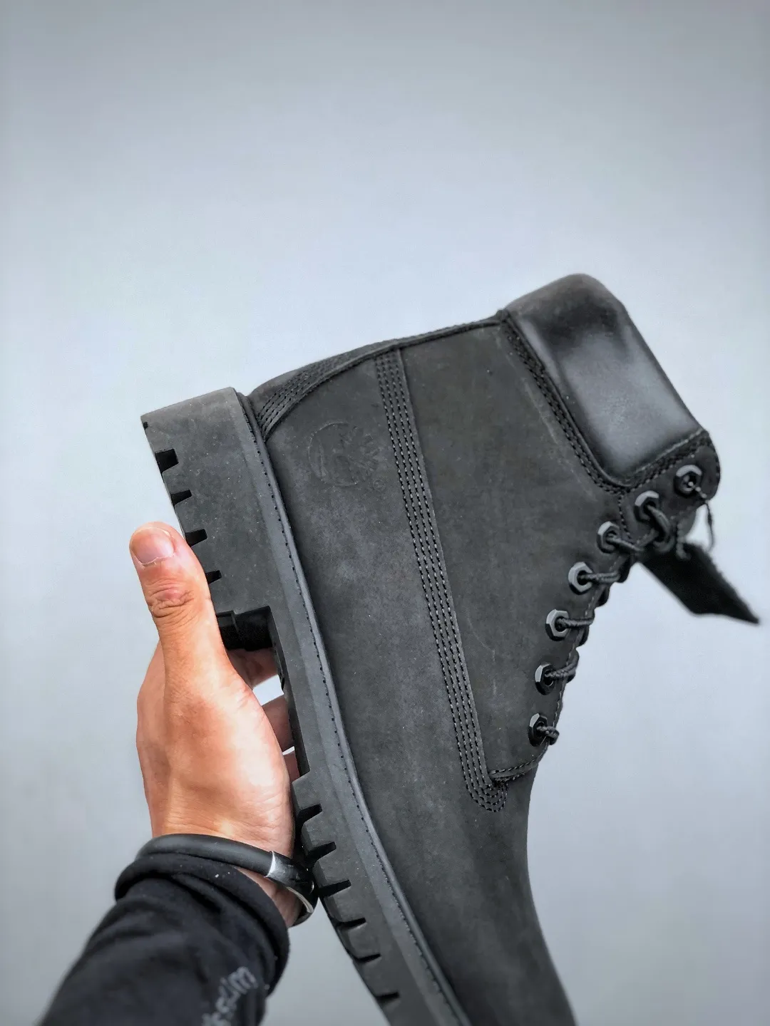 Local pick-up💰700 Support store release, seasonally available, new goods🚀Original factory in Guangdong Top chip version#Upgrade original 2025 version packaging box and accessories#Original last paper version data development version#Original Baoyuan injection machine#Four-line computer sewing lines are in parallel#Using the same imported top layer frosted leather with anti-waterproof function (full The interior is matched with genuine leather material!!)#Original consistent full nubuck leather collar#Anti-fatigue shock-absorbing honeycomb PU insole#Lightweight anti-slip rubber foam combination bottom❗️The world's leading outdoor brand·Timberland/Timberland 6 Inch Leather Boots Timberland's classic outdoor 6-inch large yellow boots "OG Wheat Yellow Black" TB010061 713 Size: Female 35.5 36 37 37.5 38 38.5 39 Male 39.5 40 41 41.5 42 43 44 45 (leather shoe size: one size larger than sports shoes!) Original hardware molded shoelace buckle, top-notch craftsmanship newly upgraded, Zhongshan original factory OEM, original imported waterproof leather, injection molded outsole, horizontal folding dynamic water-repellent, original consistent full frosted leather collar, full cow lining, brand new original packaging shoe box, exclusive supply in the market